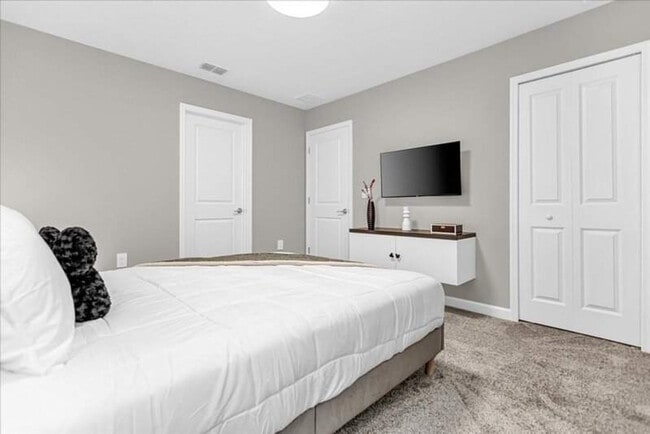 Building Photo - 9052 Sommerset Hills Dr