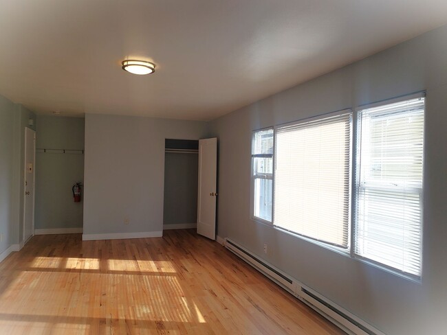 Building Photo - Classic Studio Apartment in The Heart of S...