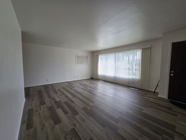 Building Photo - 1800 NW Lynwood St