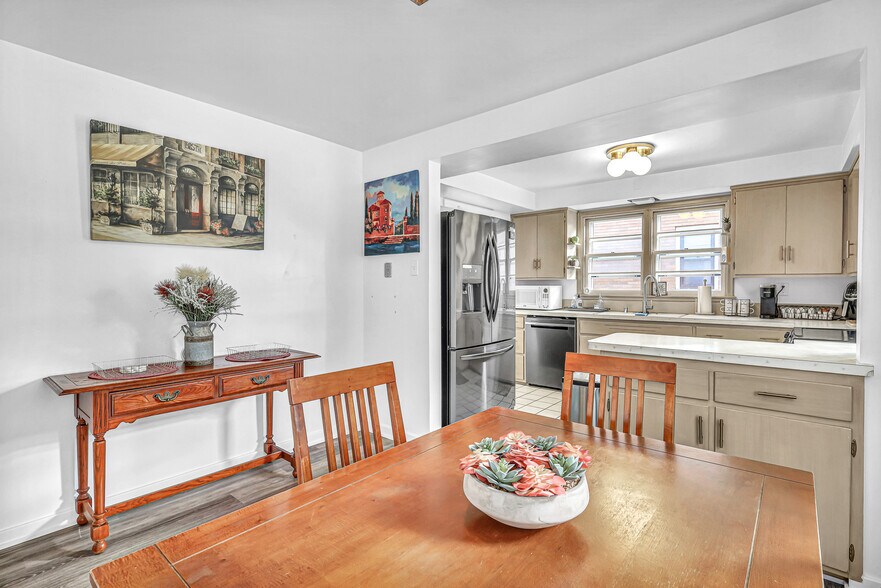 Building Photo - 709 N 27th St