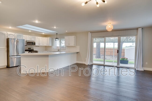 Building Photo - 4741 W Woodside Ave