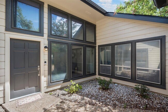 Building Photo - 15134 Corona Del Mar Dr