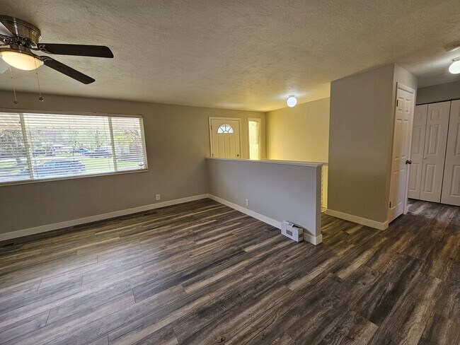 Building Photo - Beautiful 3 Bed/3 Bath Home