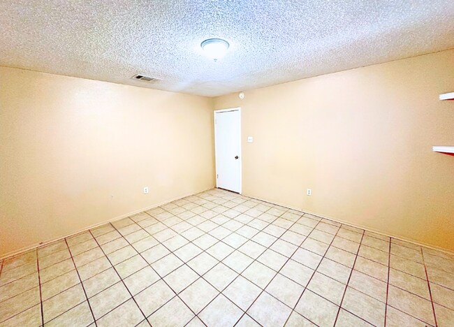 Building Photo - AVAILABLE NOW!