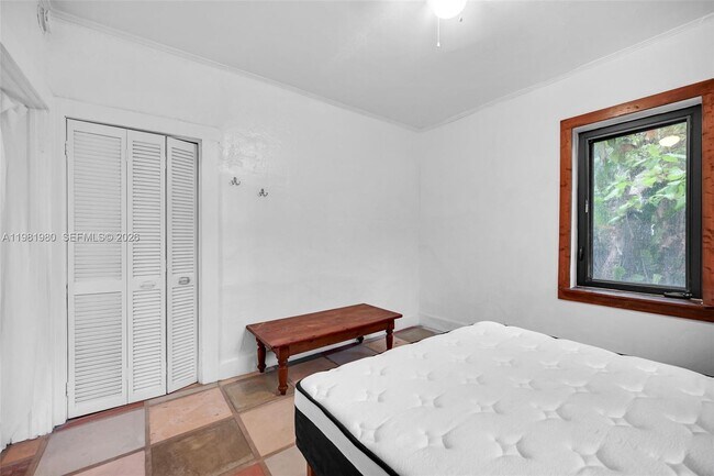 Building Photo - 528 NW 47th St