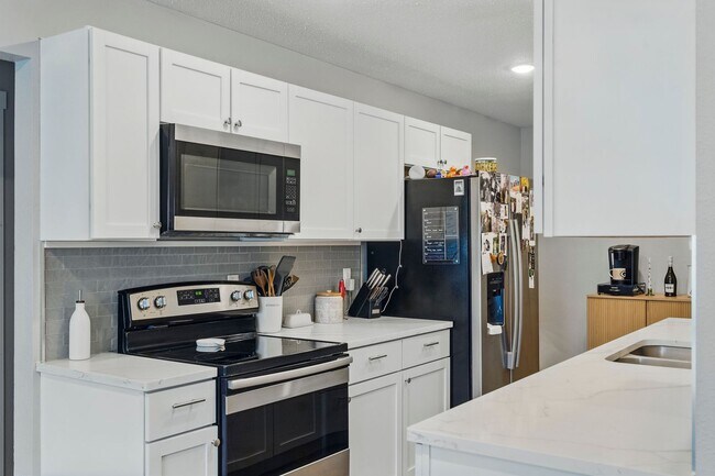 Building Photo - 927-933 Park Ave W