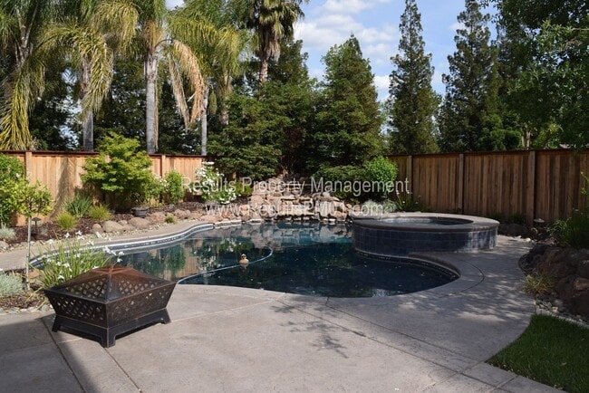 Building Photo - Beautiful 5 bedroom home with pool and spa!