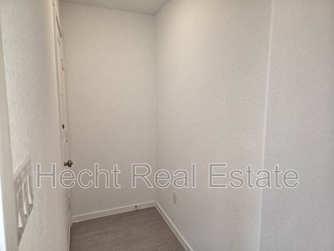 Building Photo - 968 Creek