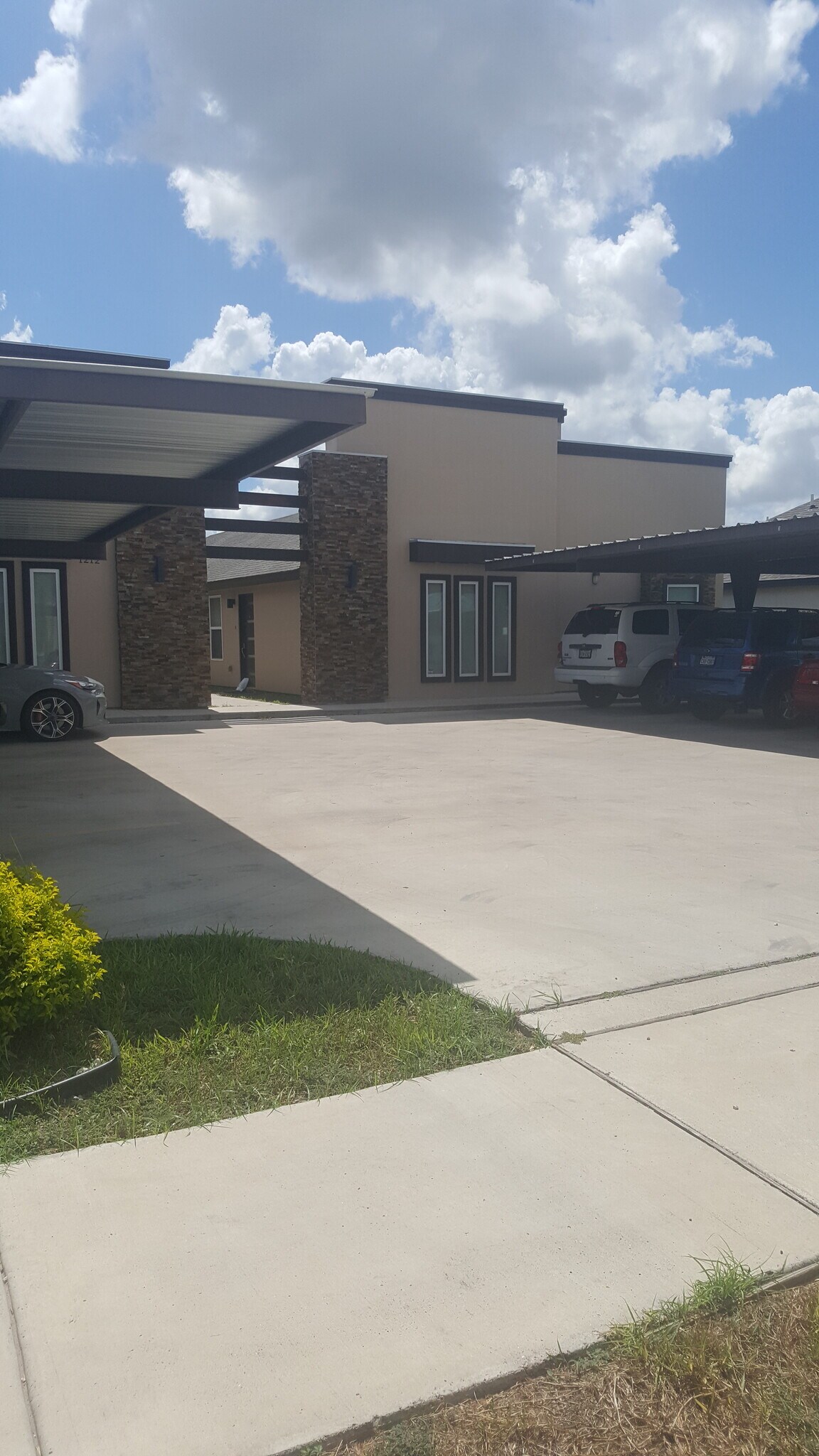 Building Photo - 1212 White Oak Drive