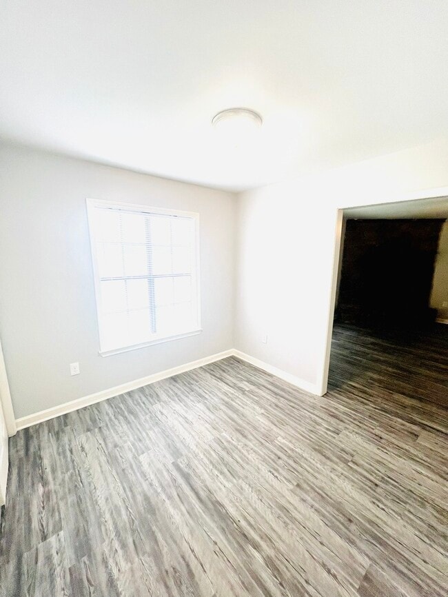 Building Photo - Newly Renovated Home