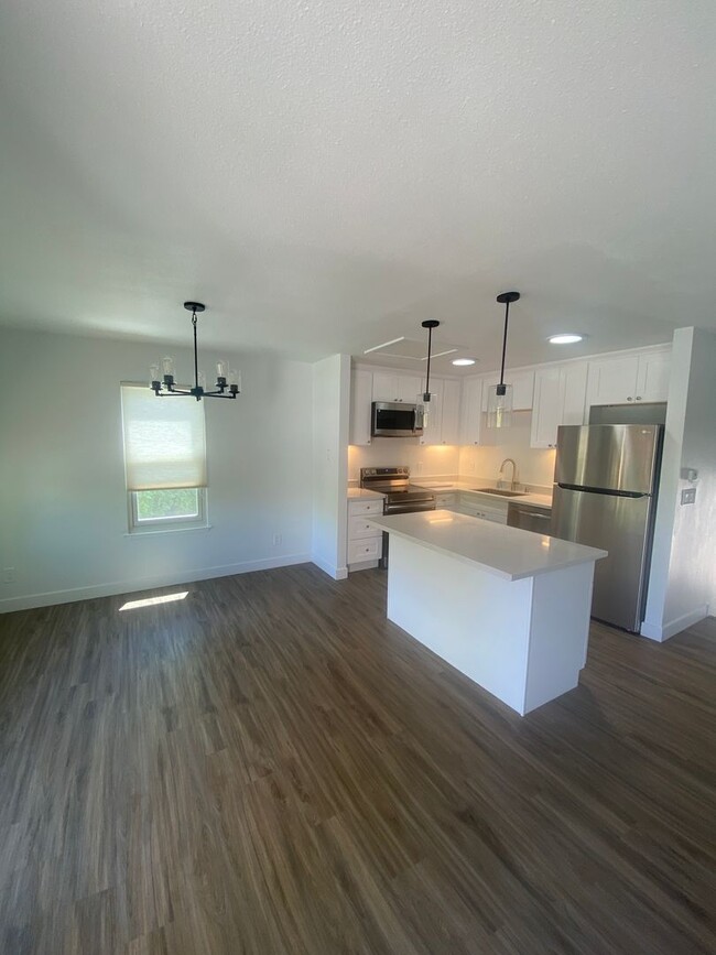 Building Photo - Charming Fully Remodeled 3 Bedroom, 2 Bath...