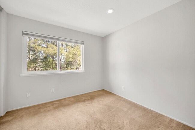 Building Photo - Spacious 4-Bedroom, 2.5-Bath Townhouse Clo...