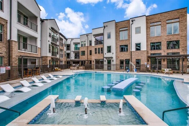 Building Photo - 950 Town Lake Dr