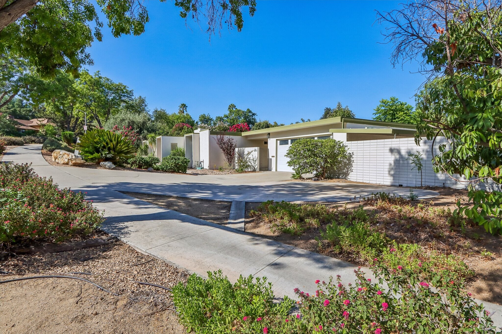 Building Photo - 1184 Lyndhurst Dr