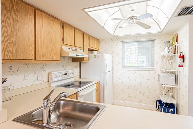 Building Photo - AVAILABLE NOW! Furnished Ground-Floor End Unit | Lake & Pool Views | Minutes to Marco Island & Do...