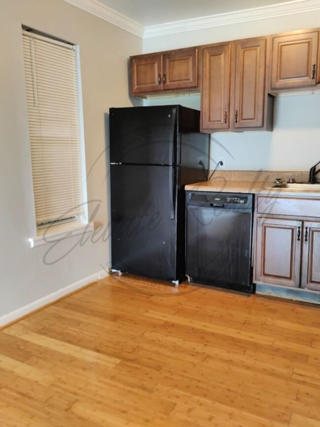 Building Photo - Charming 1 Bedroom | 1 Bath Upstairs Apart...