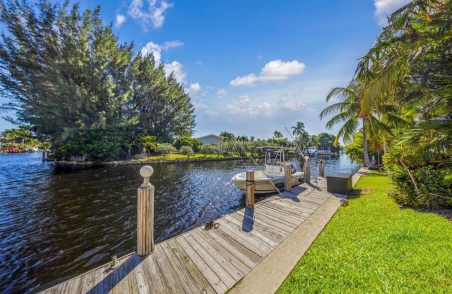 Building Photo - 2591 NE 55th Ct