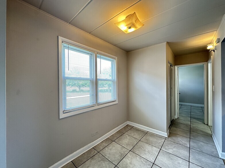 Building Photo - 9610 Ivanhoe Ave