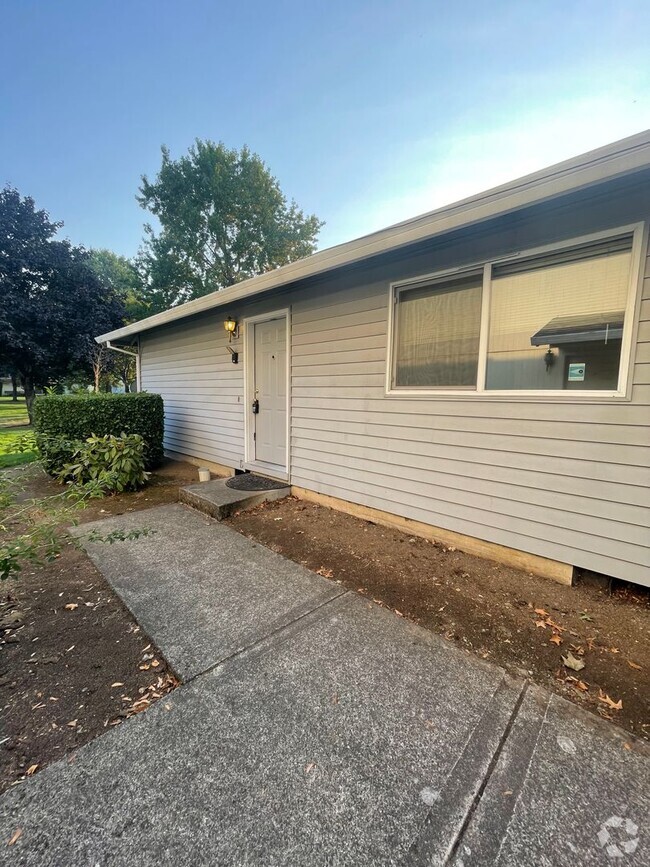 Building Photo - 2 Bedroom Duplex Near the Jim Parsley Comm...