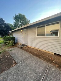 Building Photo - 2 Bedroom Duplex Near the Jim Parsley Comm...