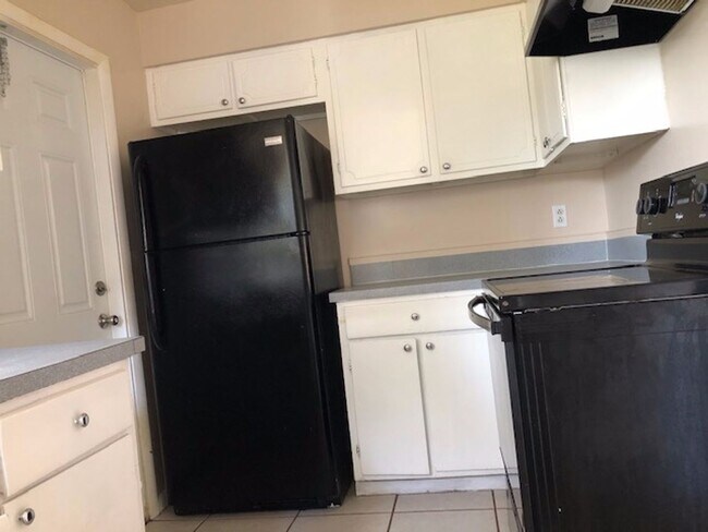 Building Photo - 3 Bed 1 Bath Home | Pet Friendly | Carport...