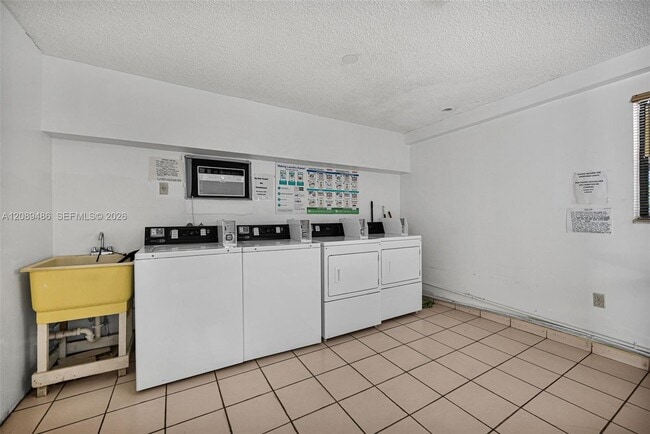 Building Photo - 1334 Collins Ave