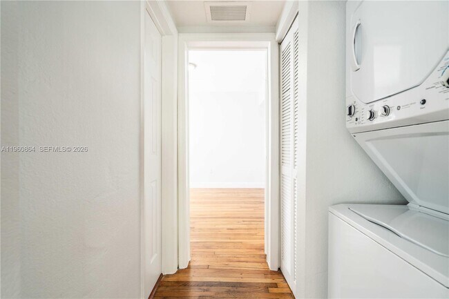 Building Photo - 1011 Bay Dr