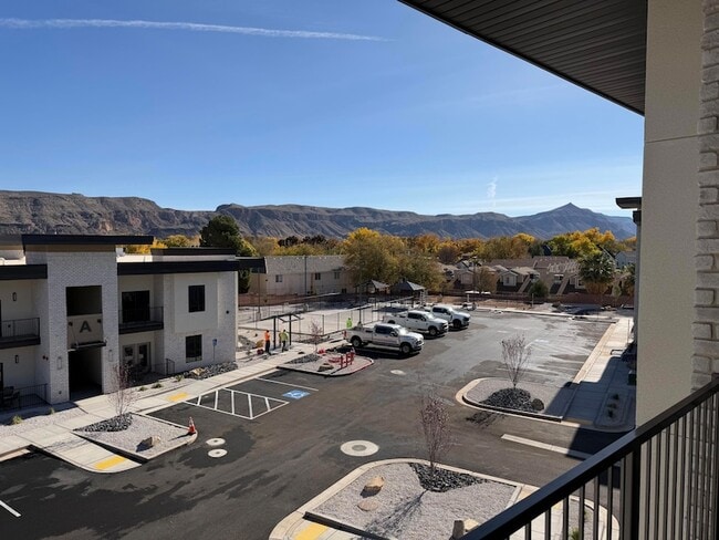 Building Photo - 983 W State St