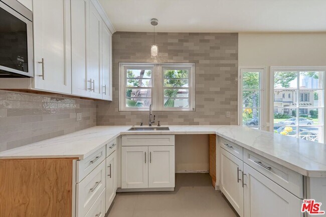 Building Photo - 9945 Robbins Dr