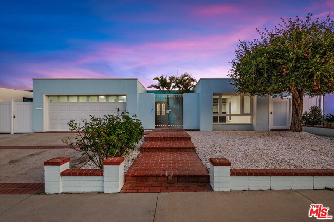 Building Photo - 3720 S Malibu Vista Dr