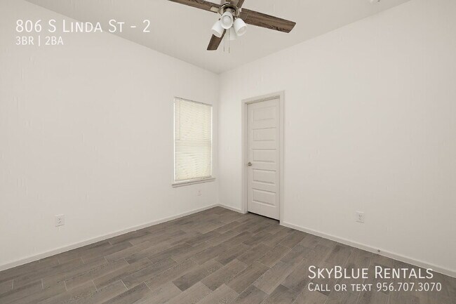Building Photo - 806 S Linda St