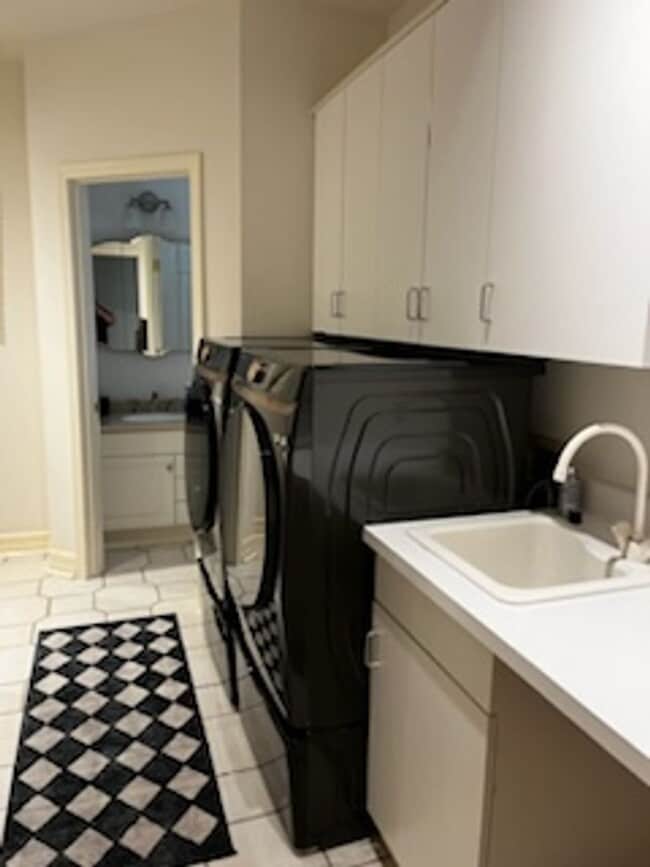 Building Photo - Stunning Custom Built Home with ALL Utilities Included!!