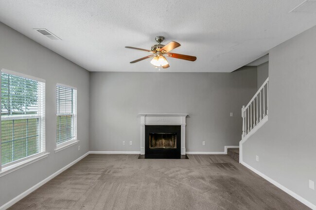 Building Photo - 4 Bedroom 3 bath Gorgeous Home