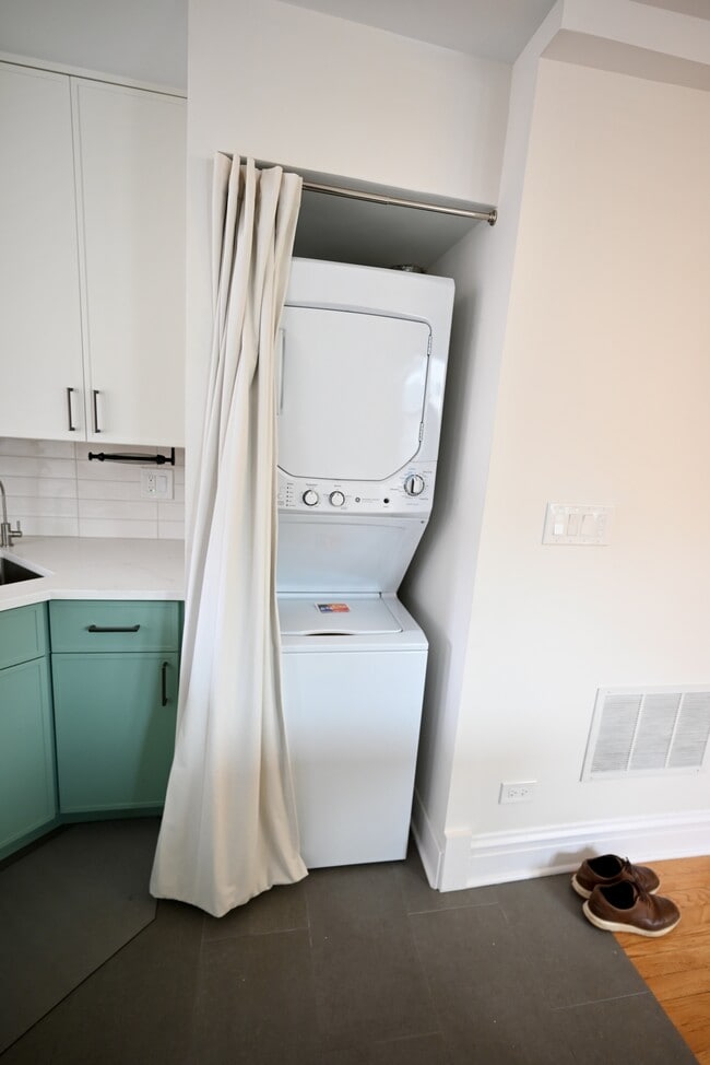 Building Photo - 1113 W Lill Ave