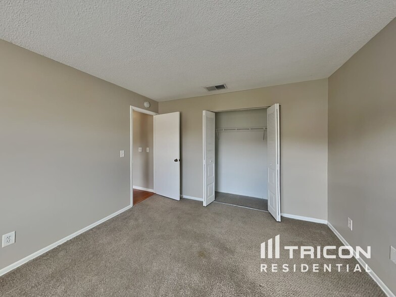 Building Photo - 1464 Tiverton Dr