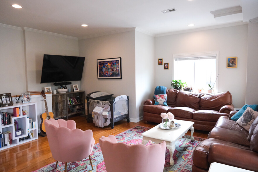 Living room - 655 16th St NE