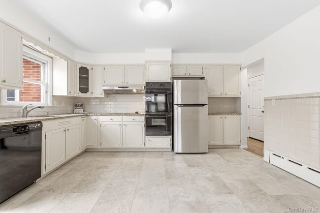 Building Photo - 222 Park Ave E