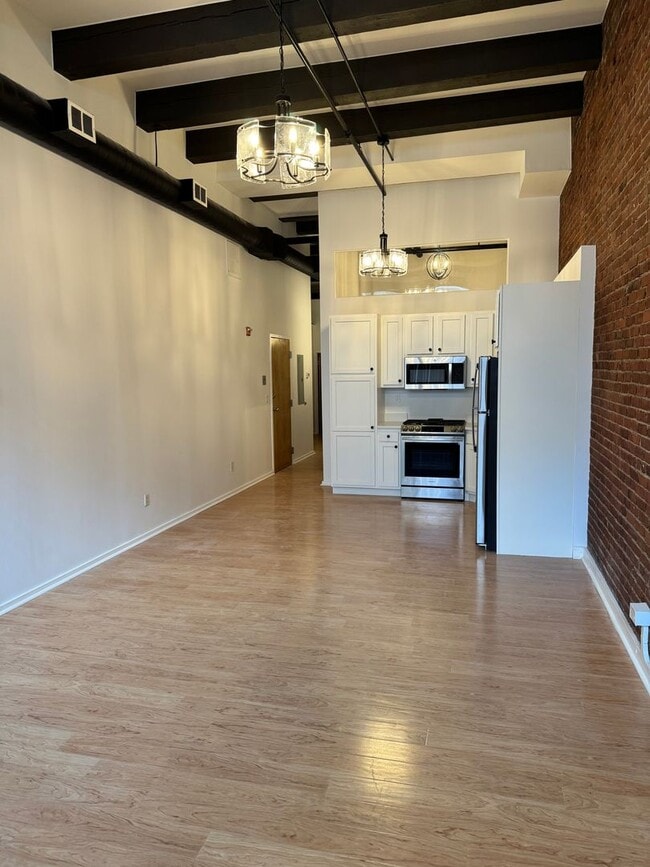 Building Photo - Three bed 2 bath in the North End!!!