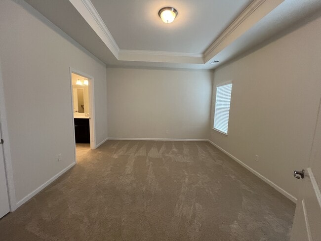 Building Photo - 447 Warren Hill Dr