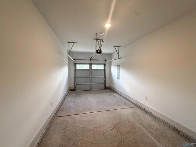 Building Photo - 18 Whispering Oak Dr SW