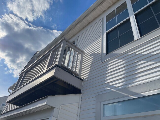 Building Photo - Beautiful 3 Bed 2.5 Bath Interior Townhome In Ashburn Village