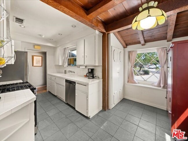 Building Photo - 14552 Hesby St