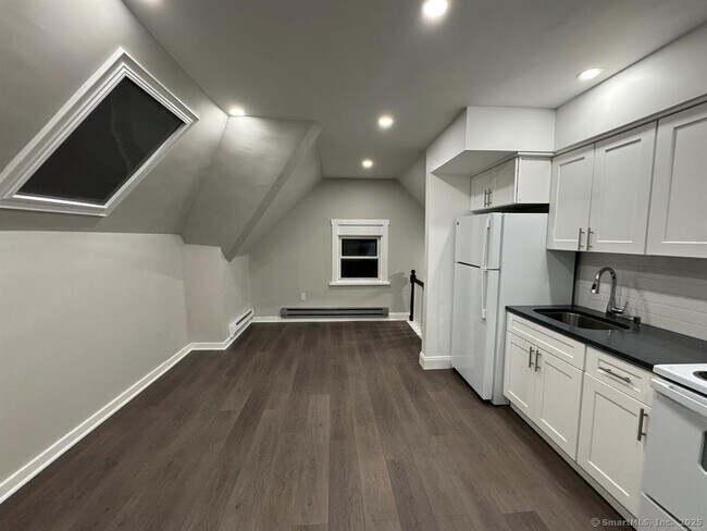 Primary Photo - 644 Brooks St