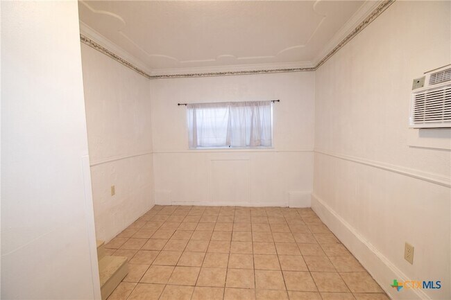 Building Photo - 709 S 11th St