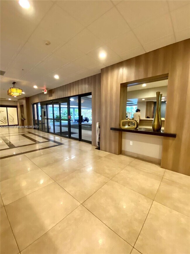 Building Photo - 3701 N Country Club Dr