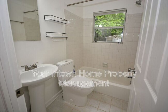 Building Photo - 1222 Crestwood Dr SE