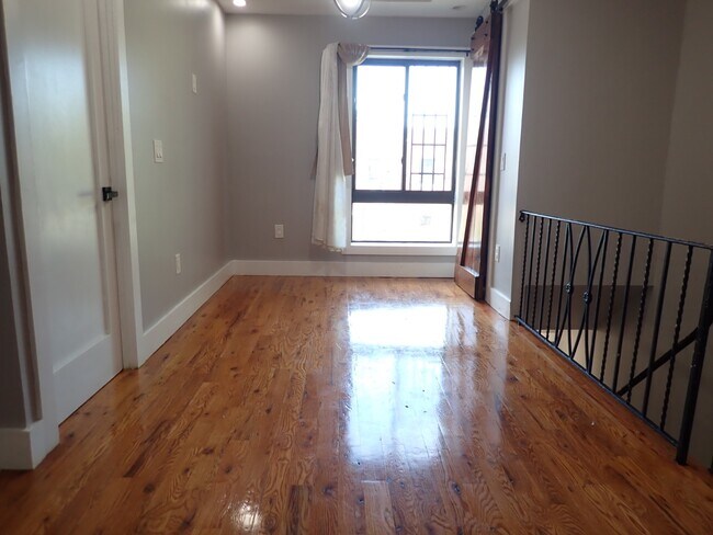 Primary Photo - 203 Crystal St