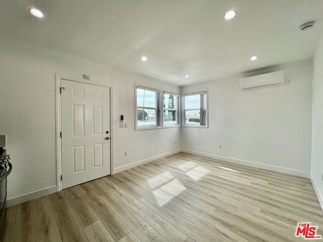 Building Photo - 1321 1/4 Normandie Ave