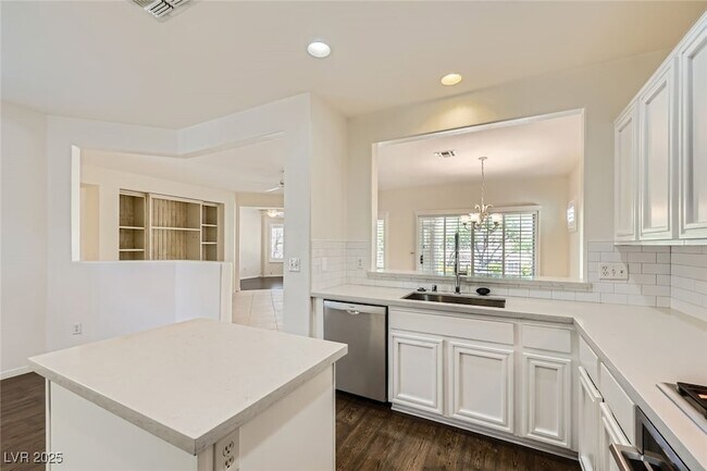 Building Photo - 2313 Fox Hills Dr