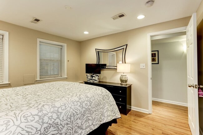 Building Photo - 1871 Newton St NW